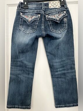 Miss Me Dark Wash Embroidered Back Pocket CroppedCapri Jeans